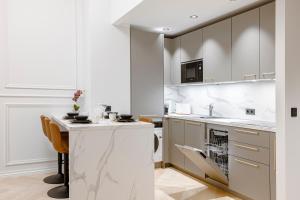 Elegant Apartment with Sauna, Town Hall Square, Old Town