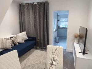 Redhill house, Sleeps6, 2 Parking