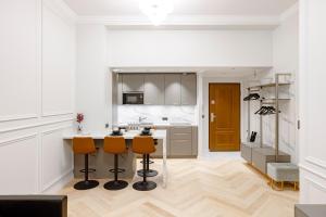 Elegant Apartment with Sauna, Town Hall Square, Old Town