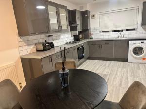 Corporate 3 bedroom home with free parking sleeps 7