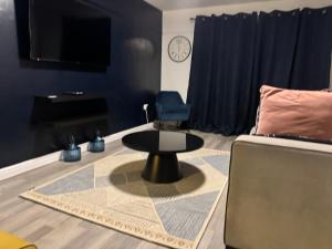 Corporate 3 bedroom home with free parking sleeps 7