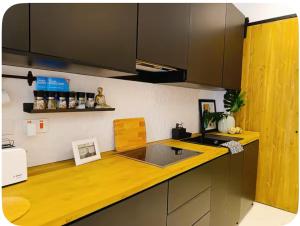 Casa Luna beach side Luxurious comfy apt in center Paphos