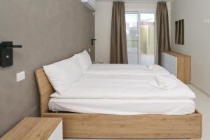 Quaint, Central Ground floor 2 Bed 2 Bath apartments at Little Oaks