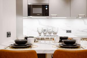 Elegant Apartment with Sauna, Town Hall Square, Old Town