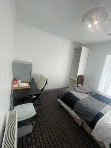 Bargain room minuites from train station