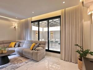 Al Yasmeen 3-BD الياسمين ريزدينس شقة 3 غرف مطلّة وبسطح خاص - حي الياسمين