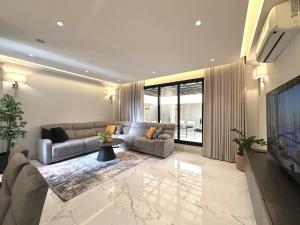 Al Yasmeen 3-BD الياسمين ريزدينس شقة 3 غرف مطلّة وبسطح خاص - حي الياسمين