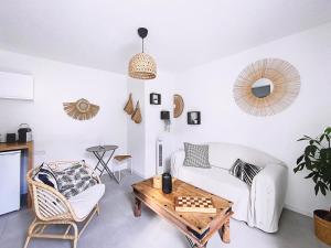 Le Romarin Bas de villa T2 avec jardin et parking au pied de la Forêt