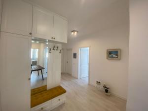 Cozy Apartment with Zoo and Lake View