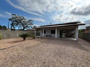 Casa agradável com churrasqueira e área externa
