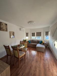 White House Apartments - Forest