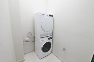 Lovely and spacious penthouse 2 bed 1 bath with wide panoramic views