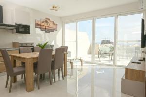 Lovely and spacious penthouse 2 bed 1 bath with wide panoramic views