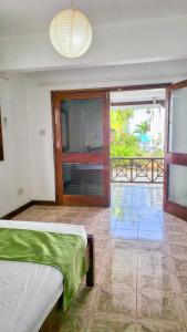 Spacious Seafront Villa with seaview terrace and beach access