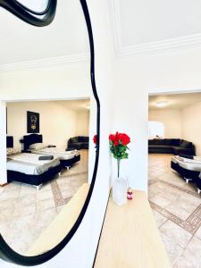 Comfy & Cozy 7 BR Villa Ideal for Groups, 16-Mins to Blumengärten