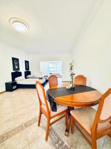 Comfy & Cozy 7 BR Villa Ideal for Groups, 16-Mins to Blumengärten