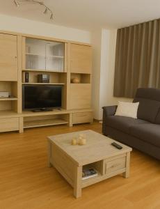 Relaxed coastal stay - steps from beach & center