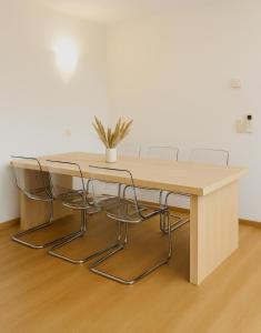 Relaxed coastal stay - steps from beach & center