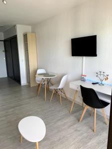 STUDIO VUE IMPRENABLE SUR LE LAC MARIN ET CANIGOU