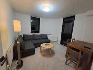 Spacious 1BR with Separate Living Room & Private Garden, Sleeps 4, 5min to Fulham Broadway Tube, Chelsea