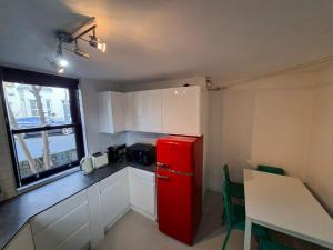 Spacious 1BR with Separate Living Room & Private Garden, Sleeps 4, 5min to Fulham Broadway Tube, Chelsea
