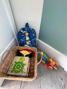 Sunlit Surf House 4BR Downtown Walk to beach