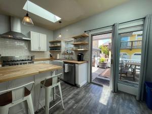 Sunlit Surf House 4BR Downtown Walk to beach