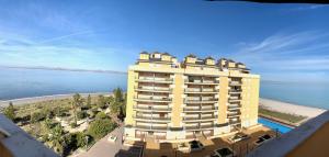 Beachfront penthouse in Residencial Dos Mares