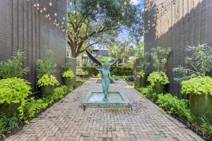 Elevate Your Stay Chic 1-Bed Condo Courtyard