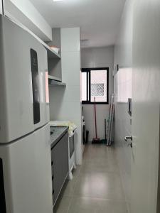 lindo apartamento martim de sá 2 dormitórios pé na areia 22 C gicelia