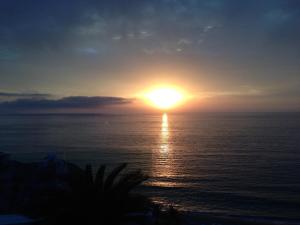 New Ocean view Condo-Romantic zone-Steps to beach