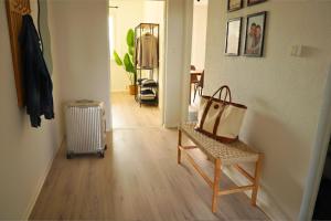 Gemütliches 3-Raum Apartment mit Boxspringbetten, vollausgestattet Küche, Balkon, WLAN, 40 Zoll HD-TV, Parkplätze