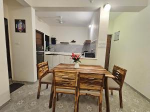 Serene 1BHK Getaway Apartment in Candolim Goa with Pool, Balcony & Kitchen