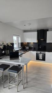 Modern 1 bedroom riverside apartment