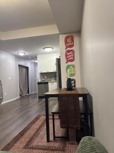 One-Bedroom Apartment with Den With Amazing Views of Hamilton