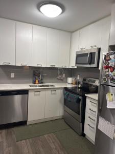 One-Bedroom Apartment with Den With Amazing Views of Hamilton