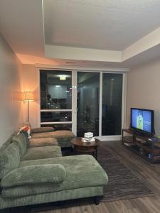 One-Bedroom Apartment with Den With Amazing Views of Hamilton