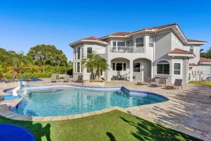 8BR villa w big backyard gameroom