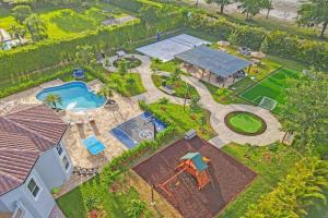8BR villa w big backyard gameroom