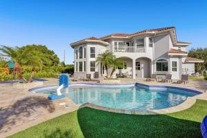 8BR villa w big backyard gameroom