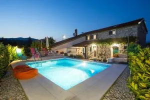 Captain's Villa with Swimming Pool - Zvoneća