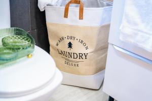 Central 6 Bedroom 2 Bathrooms House - Free Parking