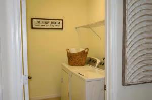 Family Home 20 min Disney 4BR Heated Pool BBQ