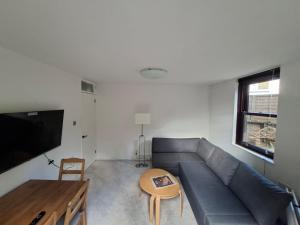Spacious 1BR with Separate Living Room & Private Garden, Sleeps 4, 5min to Fulham Broadway Tube, Chelsea