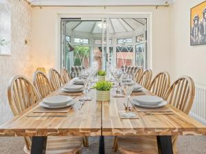 Stunning 5 Bed Sleeps 8 Private Parking