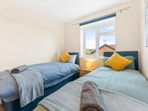 Stunning 5 Bed Sleeps 8 Private Parking