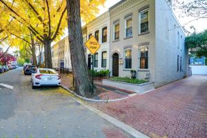 Cap Hill Row 2 Bedrooms, Walk to Sights, Parking