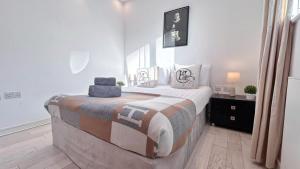 Disc Monthly Rate - NEW 3 bedroom flat near near Kings Cross, St Pancras International, Angel, Islington with private balcony