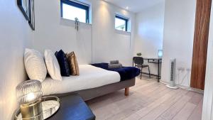 Promo Rate - NEW 3 bedroom flat near near Kings Cross, St Pancras International, Angel, Islington with private balcony by NourNest Apartments