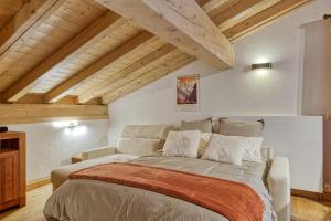 Appartement LE BUET skis aux pieds, piscine & Spa